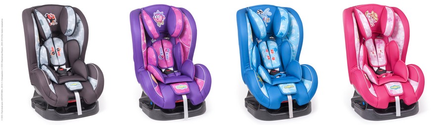 Четыре детских автокресла разного цвета